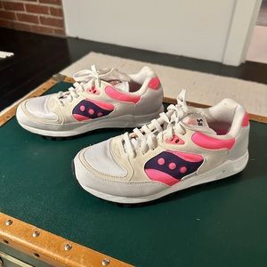 Saucony Jazz sneakers. Like new condition. Mens size 7/womens size 8.5